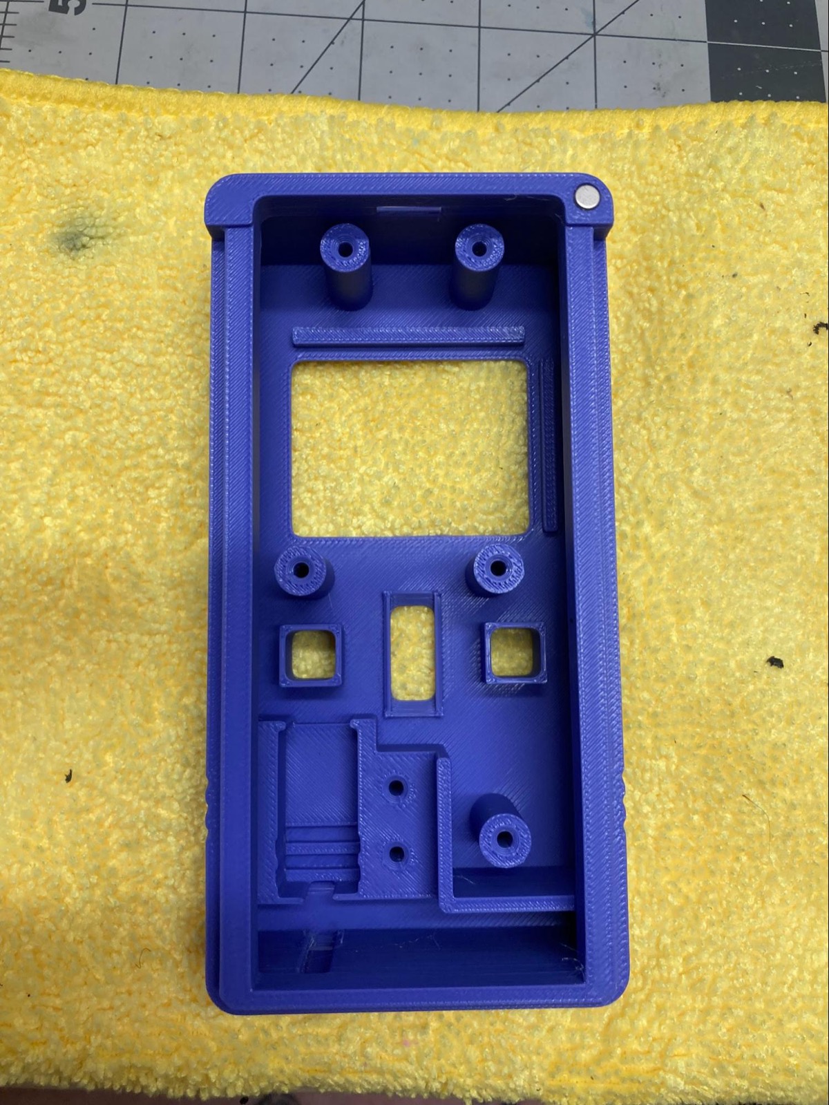 Magnet installed in top housing